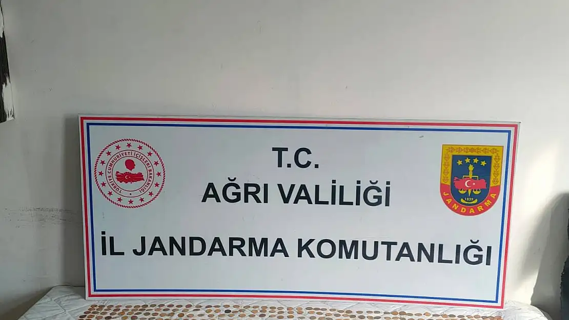 Ağrı'da İran plakalı otobüste 82 uyuşturucu hap ile 300 paket kaçak sigara ele geçirildi