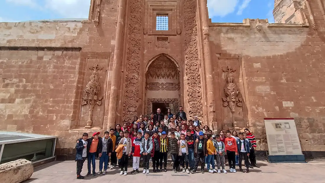 Ağrılı öğrenciler, ilk defa kentin tarihi ve turistik mekanları gördü