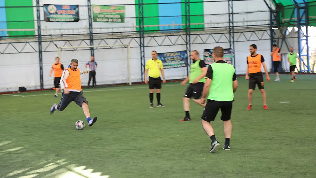 Ağrı Milli Eğitim Müdürü Kökrek, öğretmenler arası tutbol turnuvasında sporculara tatlı ikram etti