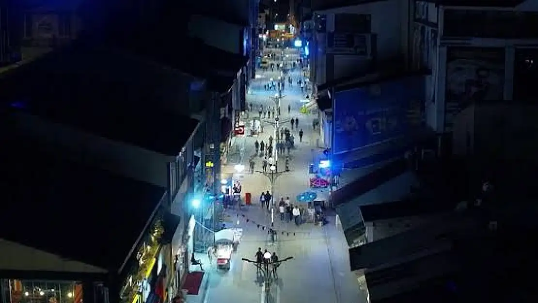 Ağrı Cumhuriyet Caddesinde intihara kalkışan genç kız ağır yaralandı