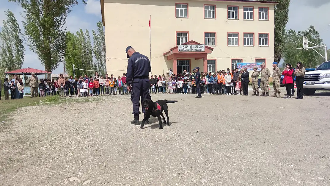 Jandarma Ağrı'da minik öğrencilere trafik eğitimi veriyor