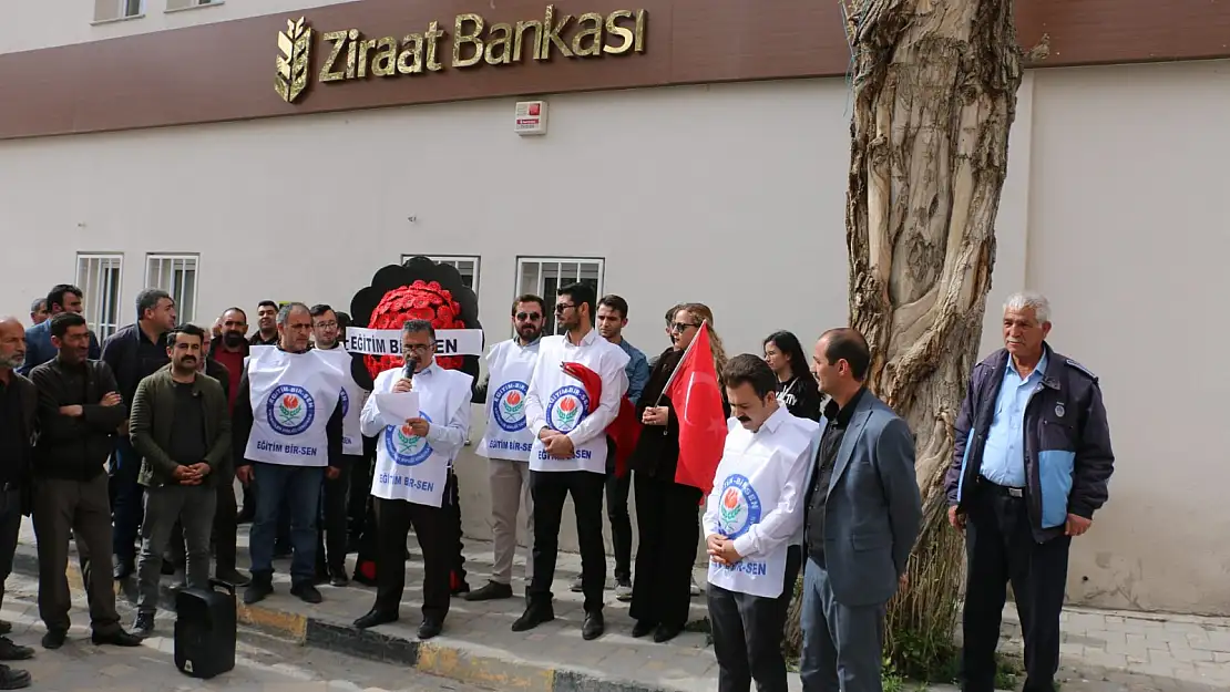 Diyadin'de, Ziraat Bankası Şubesine siyah çelenk bıraktılar