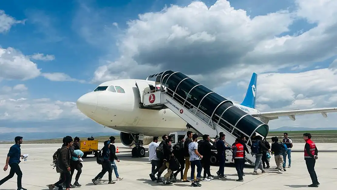 Ağrı'dan 136 Afganistan uyruklu düzensiz göçmen ülkelerine gönderildi