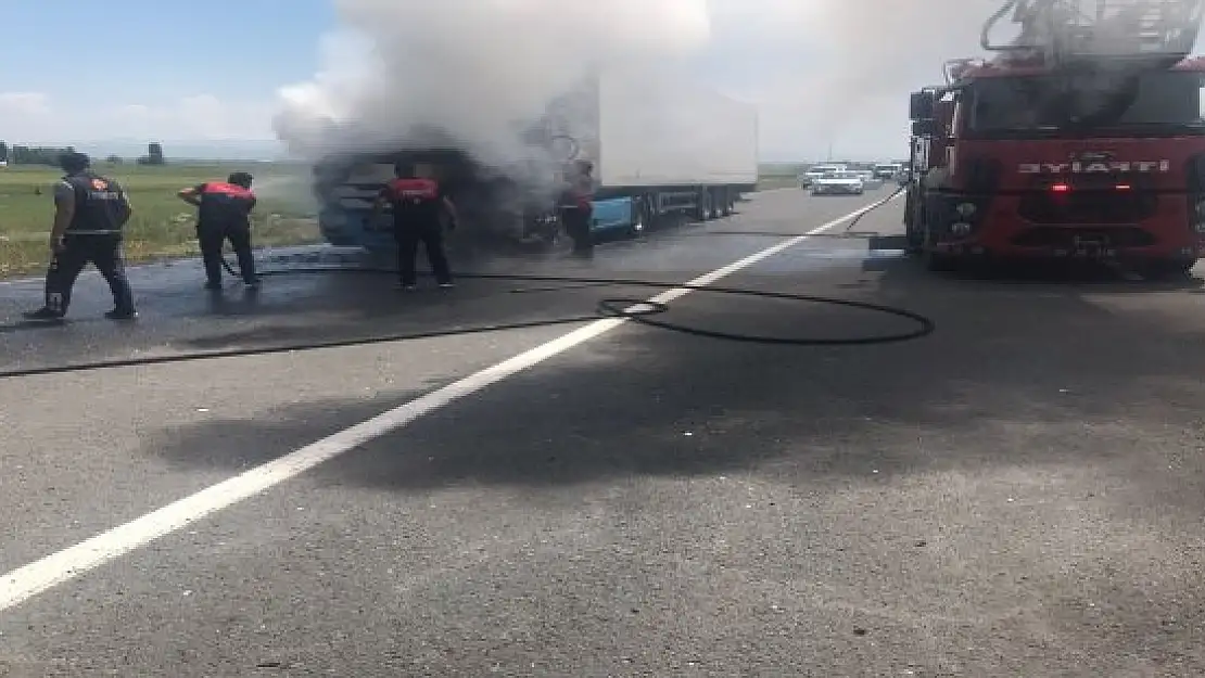 Ağrı'da seyir halindeki tır alev alev yandı