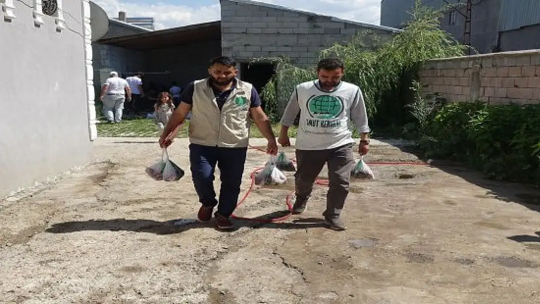 Ağrı Umut Kervanı Derneğinden ihtiyaç sahibi ailelere et dağıtımı