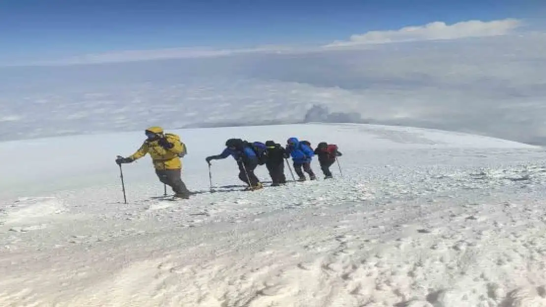 Yabancı turistler Ağrı Dağı zirvesinde