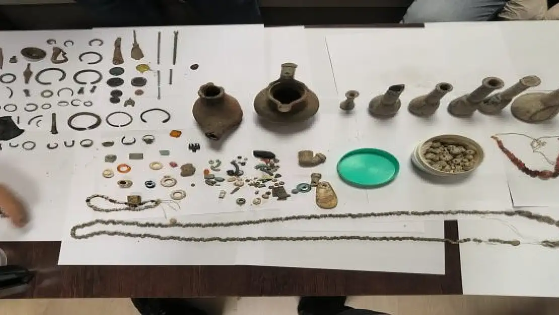 Ağrı'da yurt dışına satmak amacıyla toplanan tarihi eserler ele geçirildi