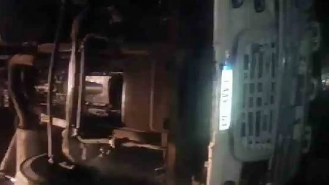 Ağrı'da freni patlayan tır devrildi