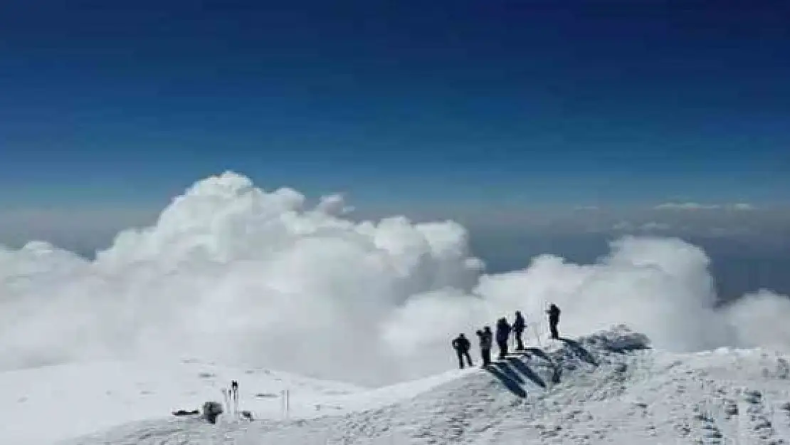 Yabancı turistler Ağrı Dağı zirvesinde