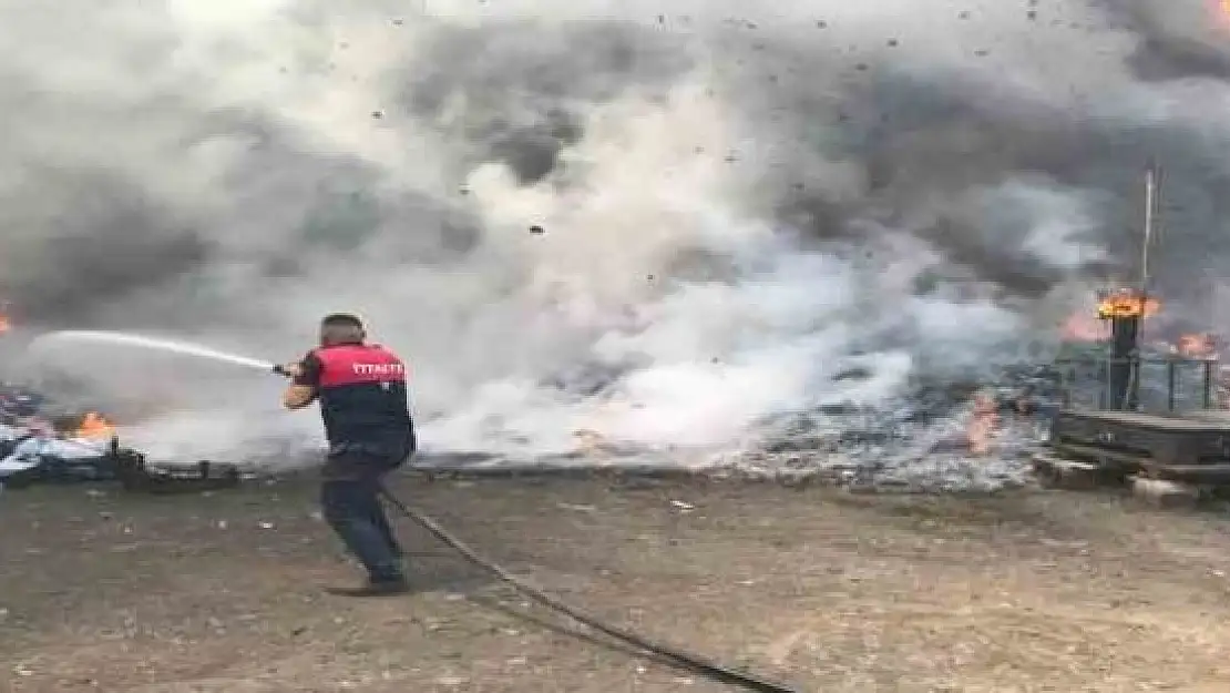 Ağrı'da çıkan yangında iş yeri küle döndü