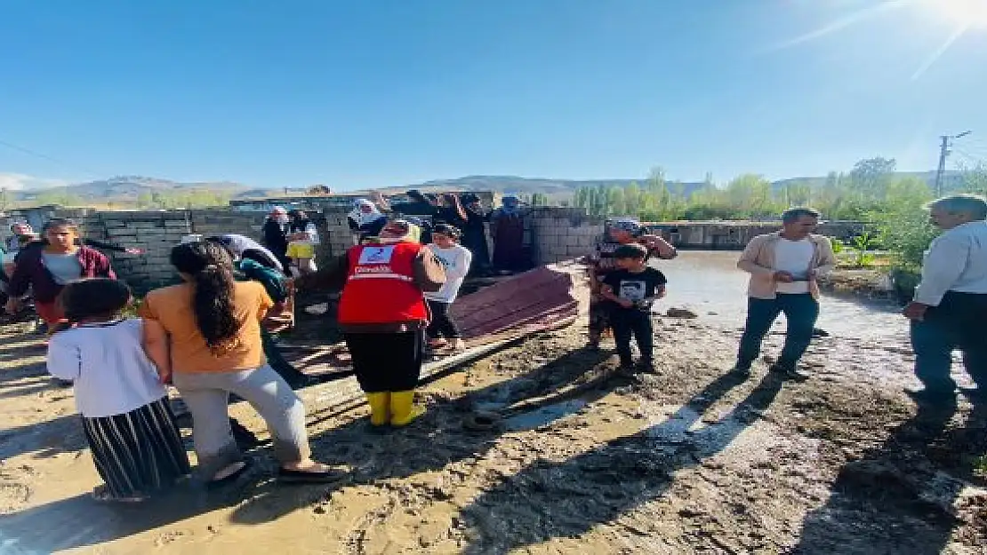 Doğubayazıt'ta sel felaketi: Türkiye-İran kara yolu ulaşıma açıldı