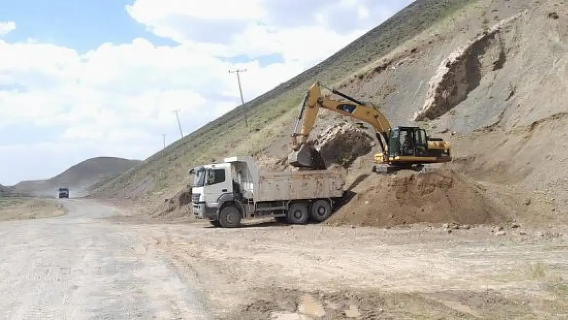 Hamur'da köy yollarına hizmet