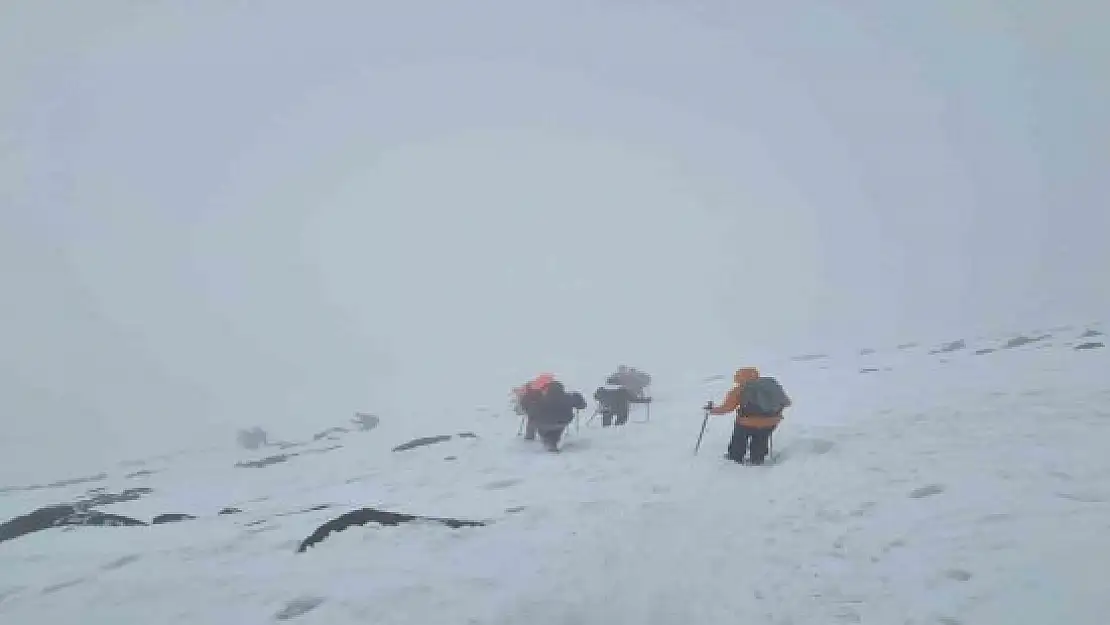 Ağrı Dağı turistleri ağırlamaya devam ediyor