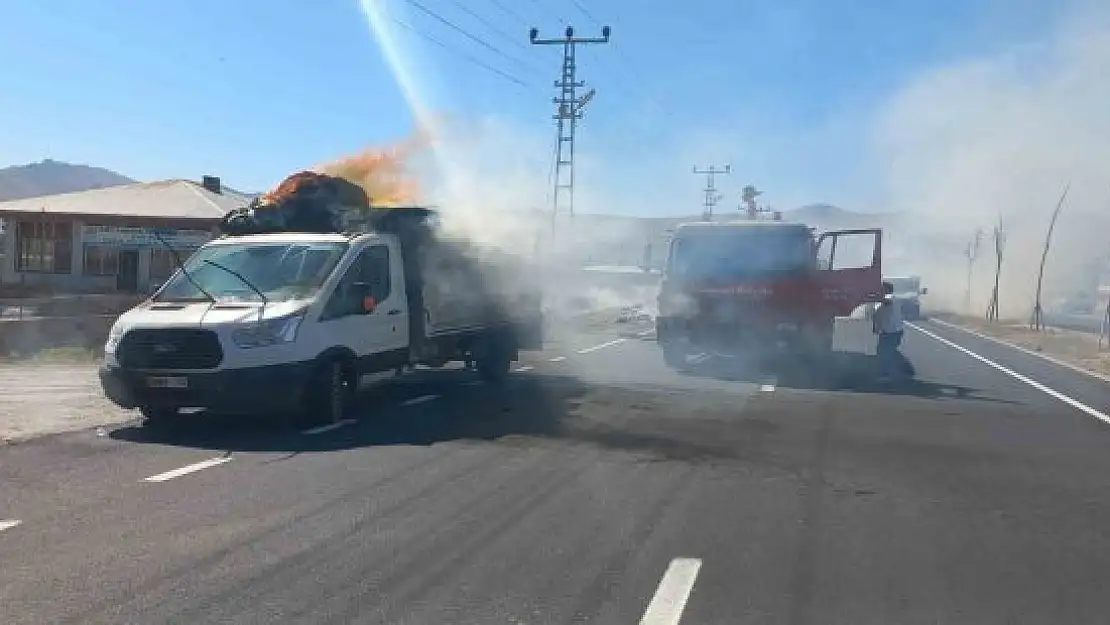 Ağrı'da saman yüklü araç alev aldı