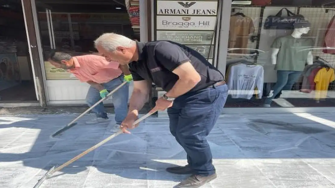 Eleşkirt Belediye Başkanı Yakut, kaldırım yenileme çalışmalarına katıldı