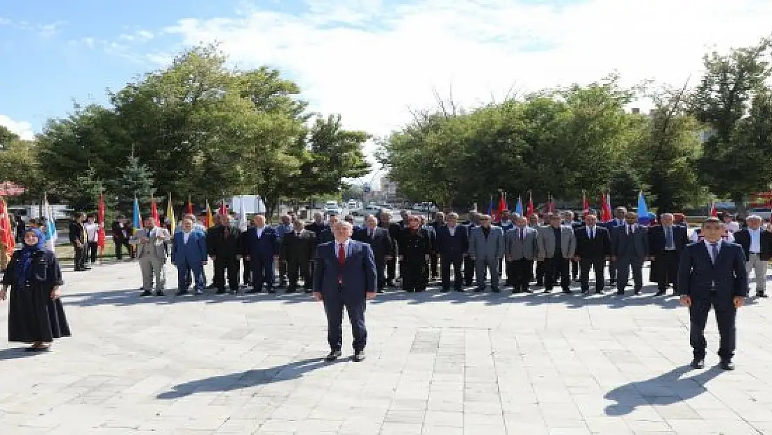 Ağrı'da İlköğretim Haftası çelenk sunma töreni