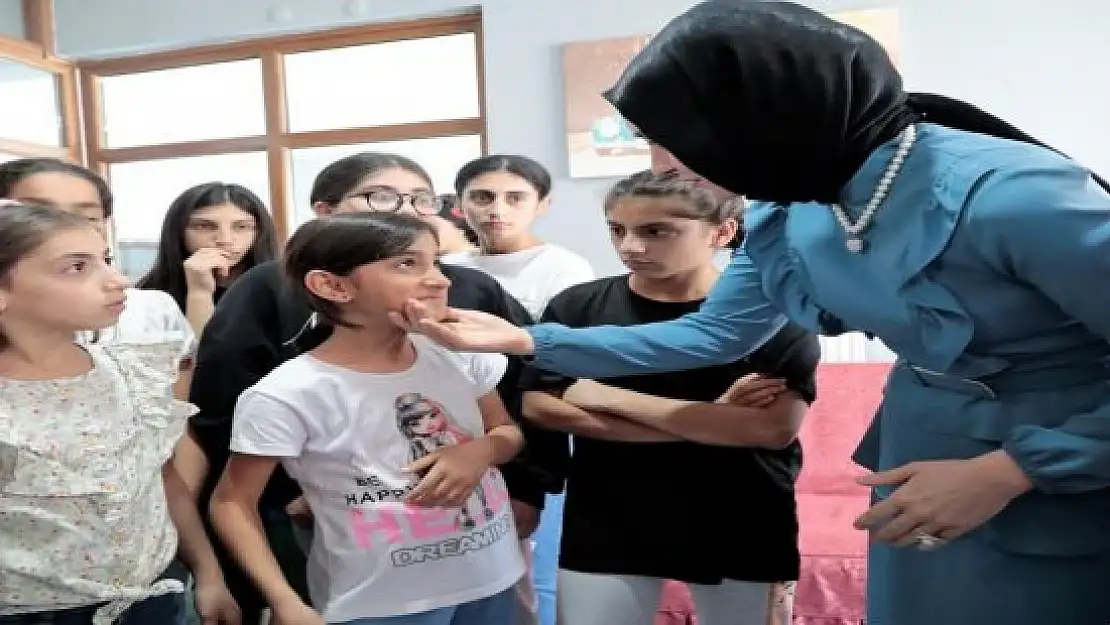 Ağrı Valisi'nin eşi, Çocukevleri Sitesi'nde çocuklarla buluştu