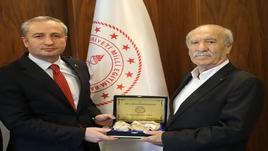 Ağrı'da 42 yıl boyunca eğitim hizmeti veren Rıfat Yüce emekli oldu