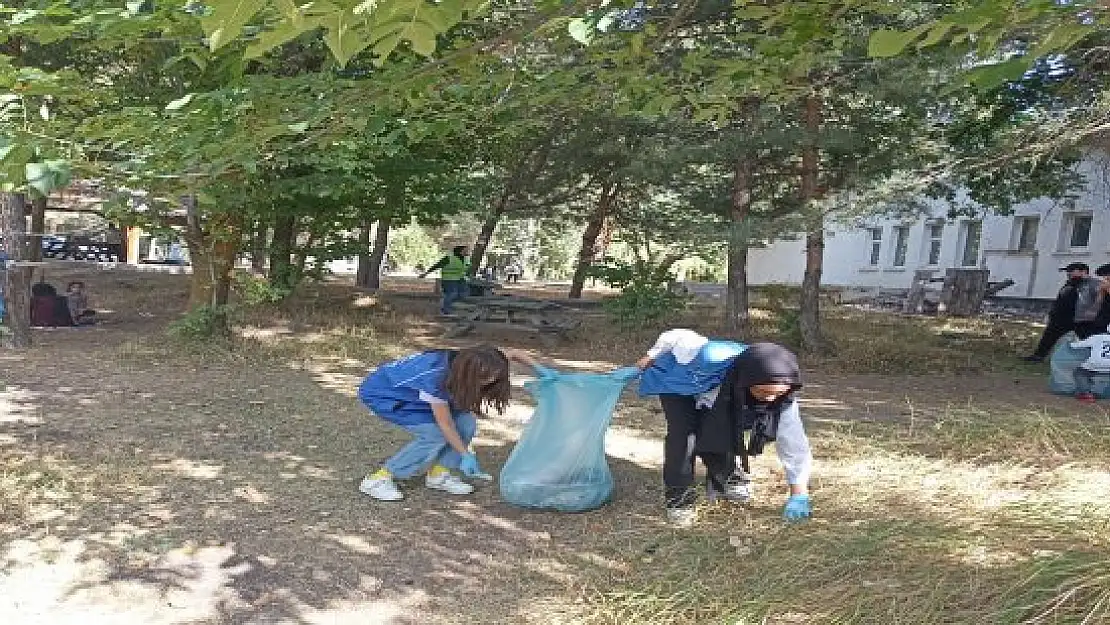 Ağrı'da gençlik merkezi gönüllüleri, çevre temizliği yaptı