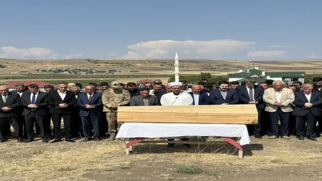 Eski Ağrı Belediye Başkanı Sayan'ın annesi son yolculuğuna uğurlandı