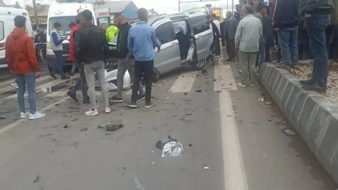 Ağrı'da iki hafif ticari aracın çarpışması: 6 yaralı