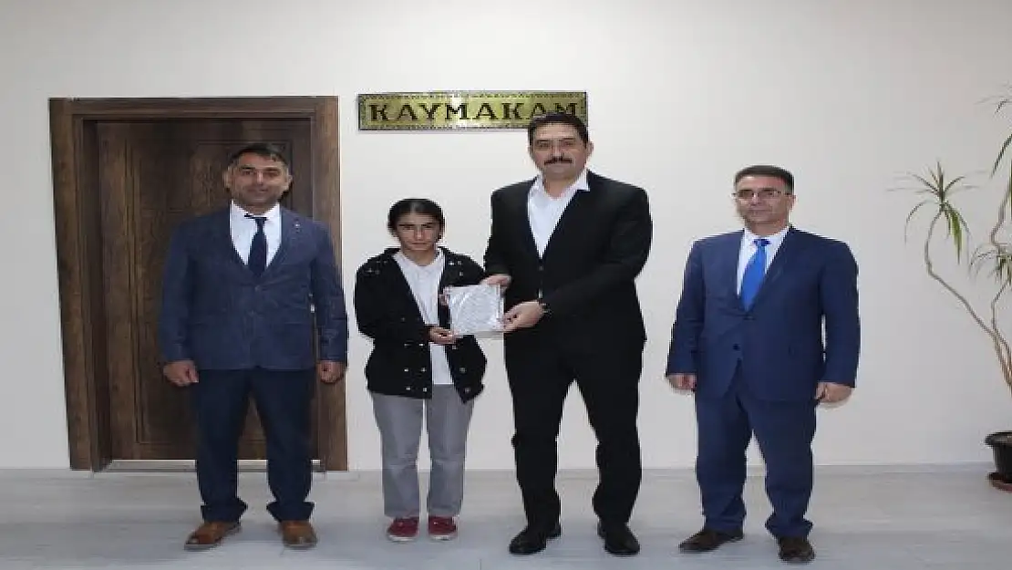 Hamur'da bursluluk sınavında başarı gösteren öğrenciler Kaymakam Yıldırım'ı ziyaret etti