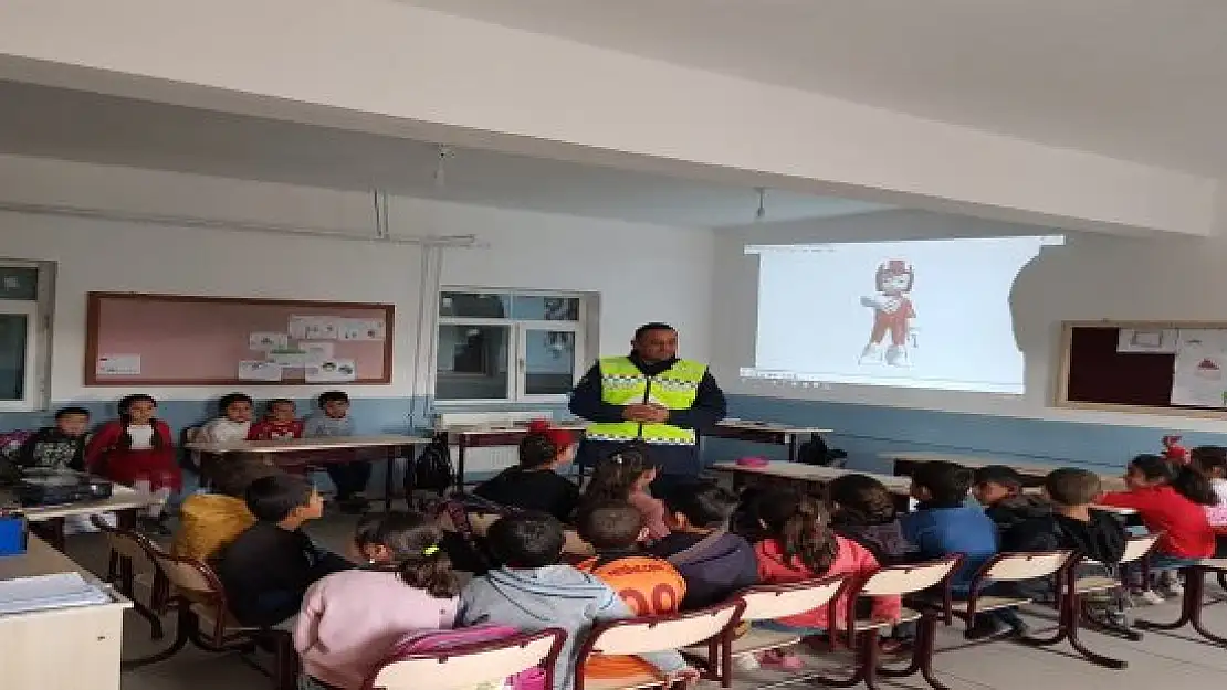 Ağrı'da jandarma ekipleri trafik kuralları hakkında öğrencileri bilgilendiriyor