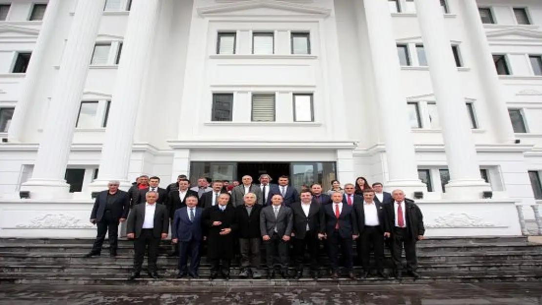 İş insanı İbrahim Çeçen, Doğubayazıt Ömer Çoktin Fen Lisesi'ni ziyaret etti