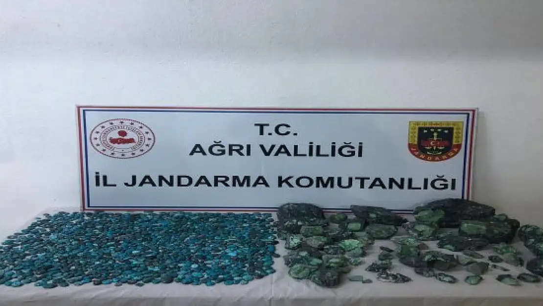 Ağrı'da 1 milyon 137 bin lira değerinde firuze taşı ele geçirildi