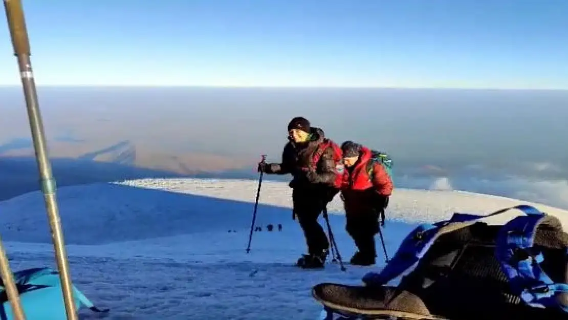 Ağrı Dağı turistleri ağırlamaya devam ediyor