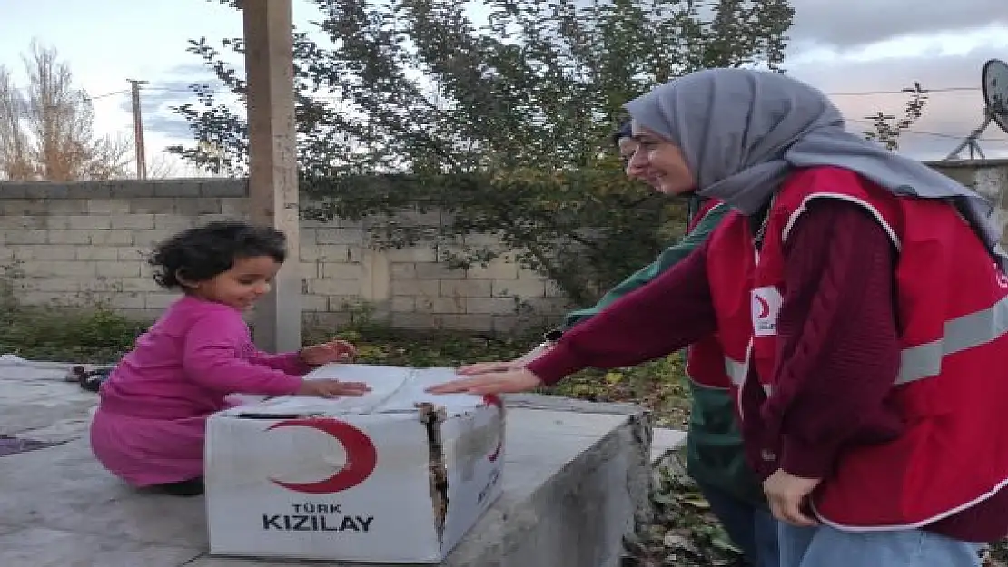 Ağrı'da Kızılay ekipleri ihtiyaç sahiplerine ulaşıyor