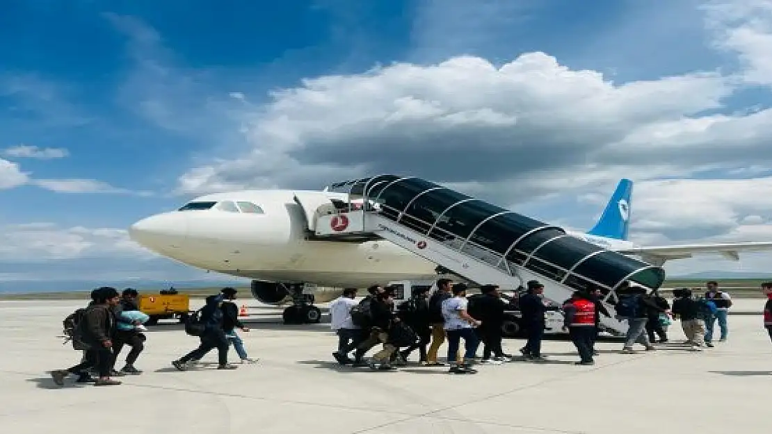 Ağrı'da 826 Afgan göçmen sınır dışı edildi