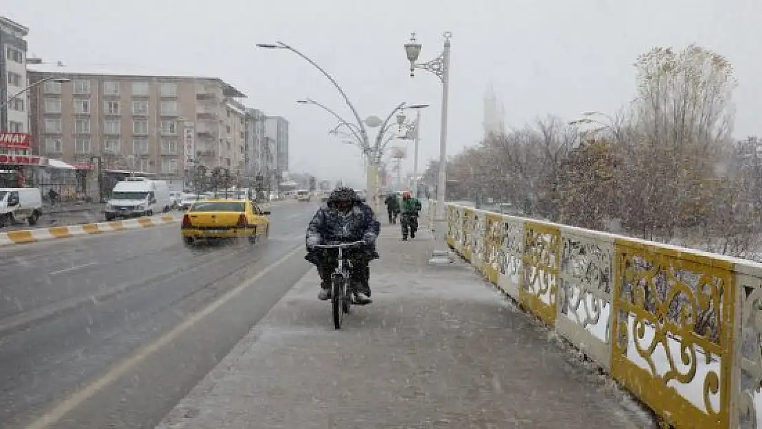 Ağrı'da kar yağışı hayatı olumsuz etkiledi
