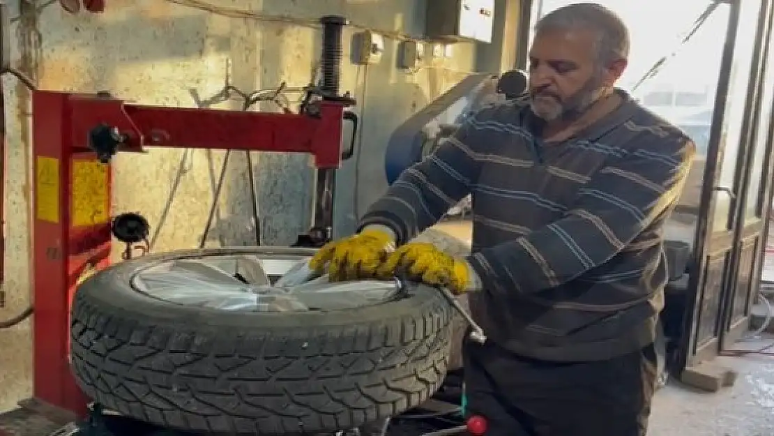Lastikçilerde kış hazırlıkları devam ediyor