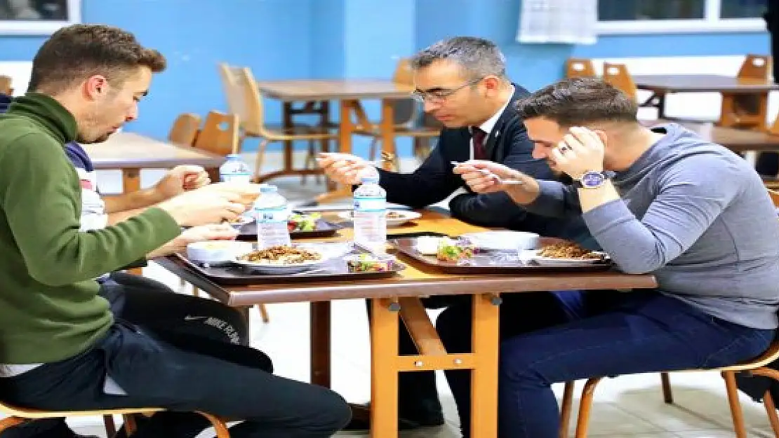 Ağrı GSB yurtlarında öğrencilere coğrafi işaretli Ağrı Yaprak Döneri ikramı