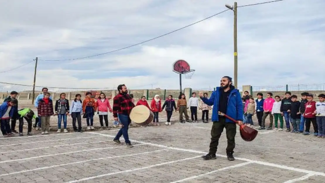 Müzik öğretmeni, köylerde müzik sevgisi yayıyor