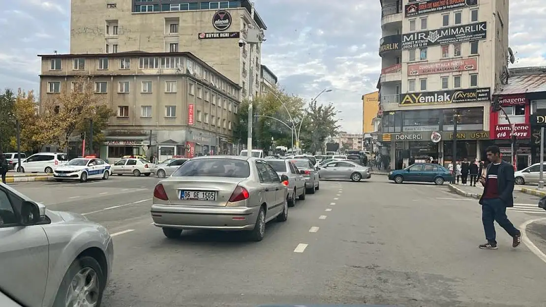 Ağrı trafiğine polis eli değdi