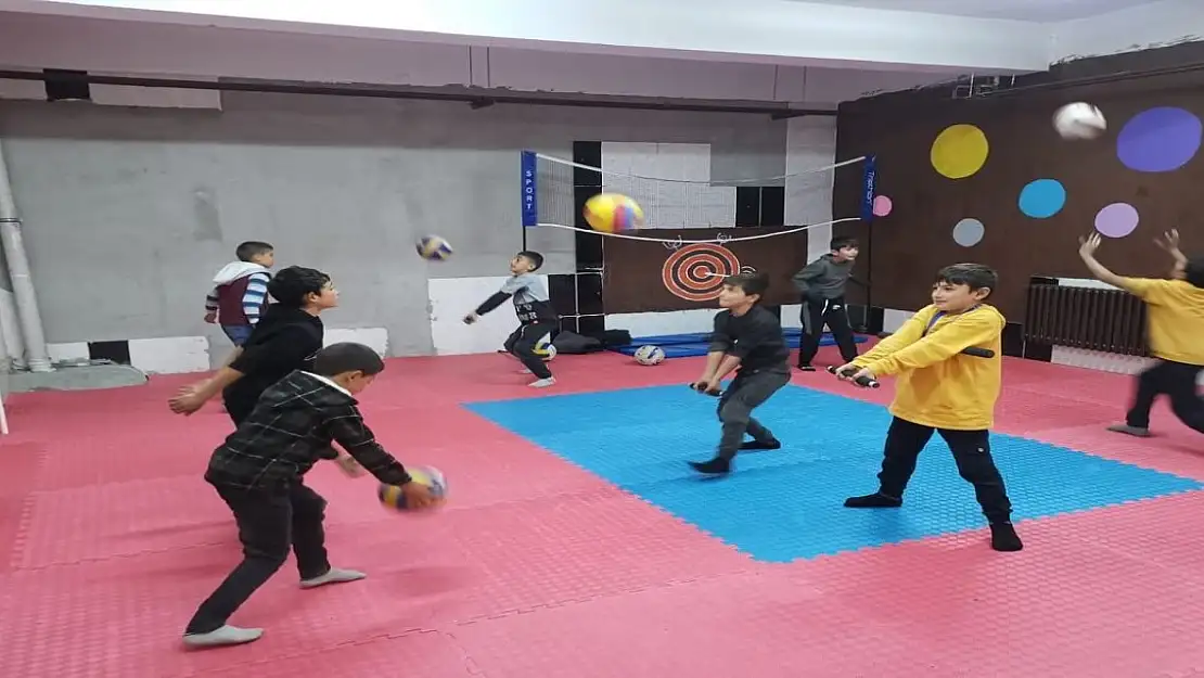 Hamur'da gençler 'Değerli Zamanlar'da buluşuyor
