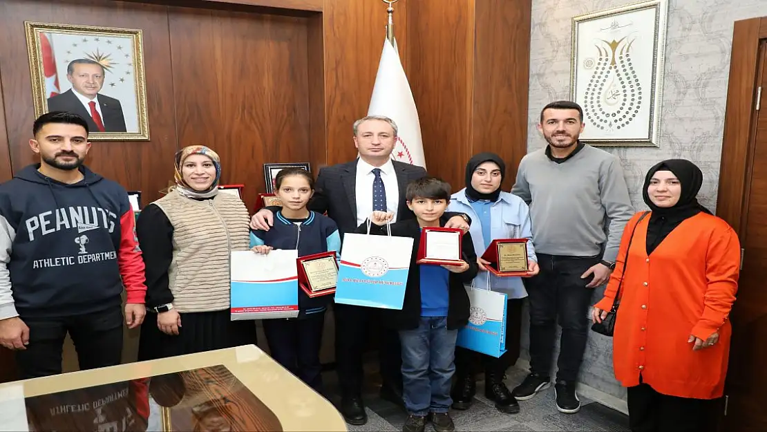 Sözlük Tasarım' yarışmasında dereceye giren öğrencilere ödülleri verildi