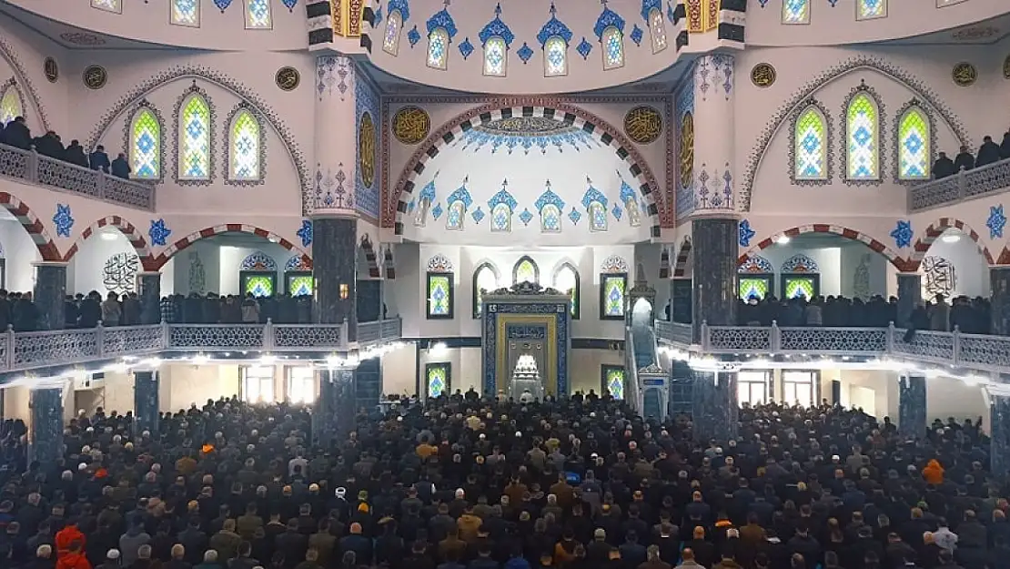 Ağrı Merkez Camii'nde tek kapı sorun oldu