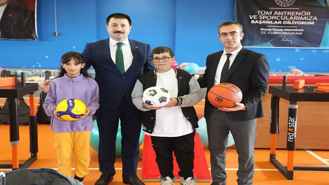 Diyadin'de gençlere spor malzemesi desteği