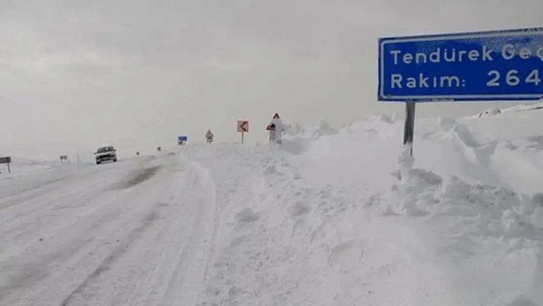 Tendürek'te ulaşım geçici olarak kapandı