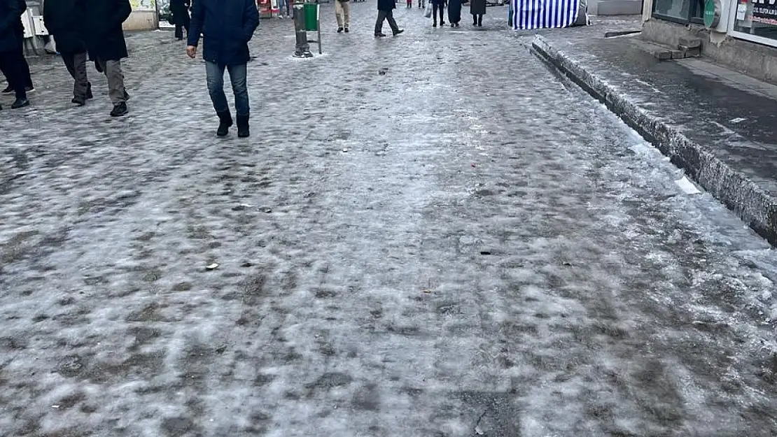 Ağrı'da caddeler buz pistine döndü