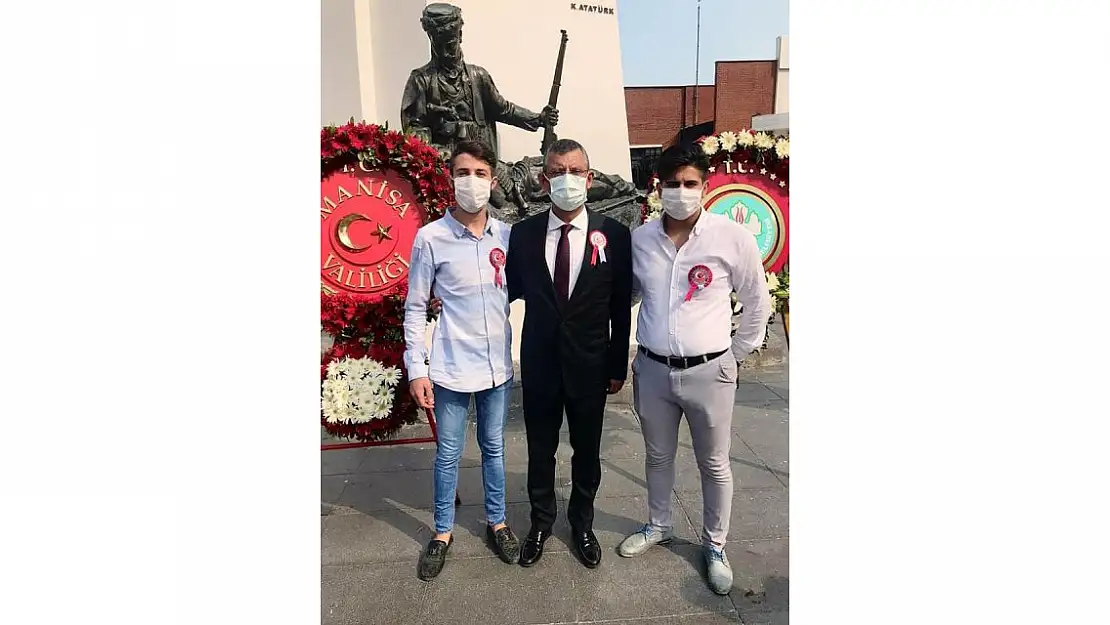 CHP Lideri Ağrılı Şehit ile olan fotoğrafını paylaştı