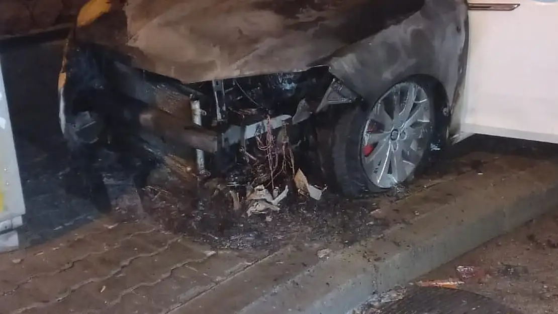 Doğubayazıt'ta otomobil yandı