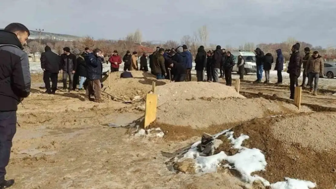 Kahreden kazada ölen 4 kişi toprağa verildi