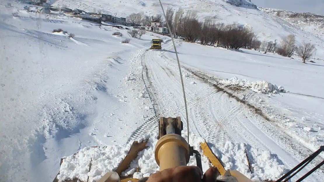 Ağrı'da kar fırtınası durdu, yol açma çalışmaları başladı