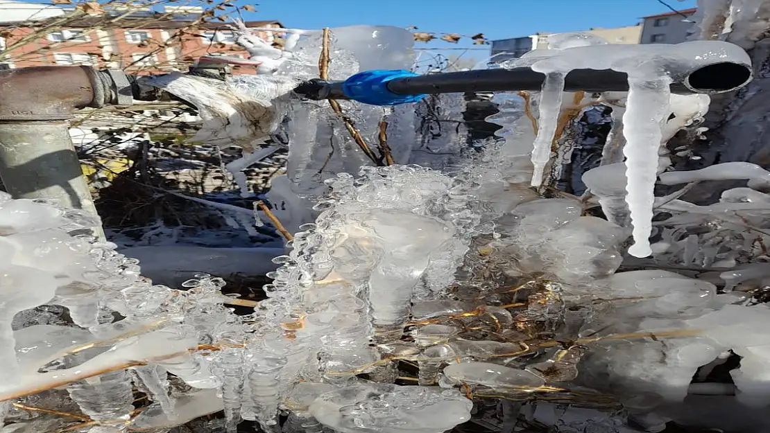Ağrı'da soğuk hava çeşmeyi dondurdu