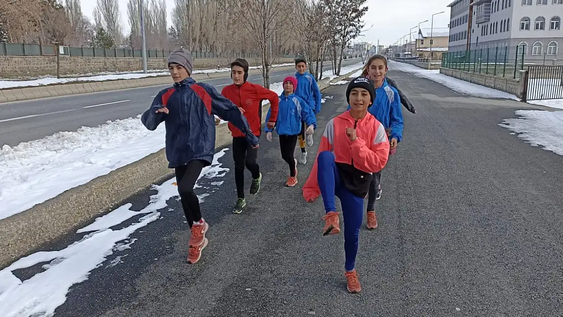 Patnos'ta sporcular kar, soğuk dinlemiyorlar