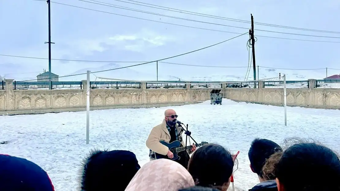 Ağrı'da okul arasına eğlenerek giriyorlar